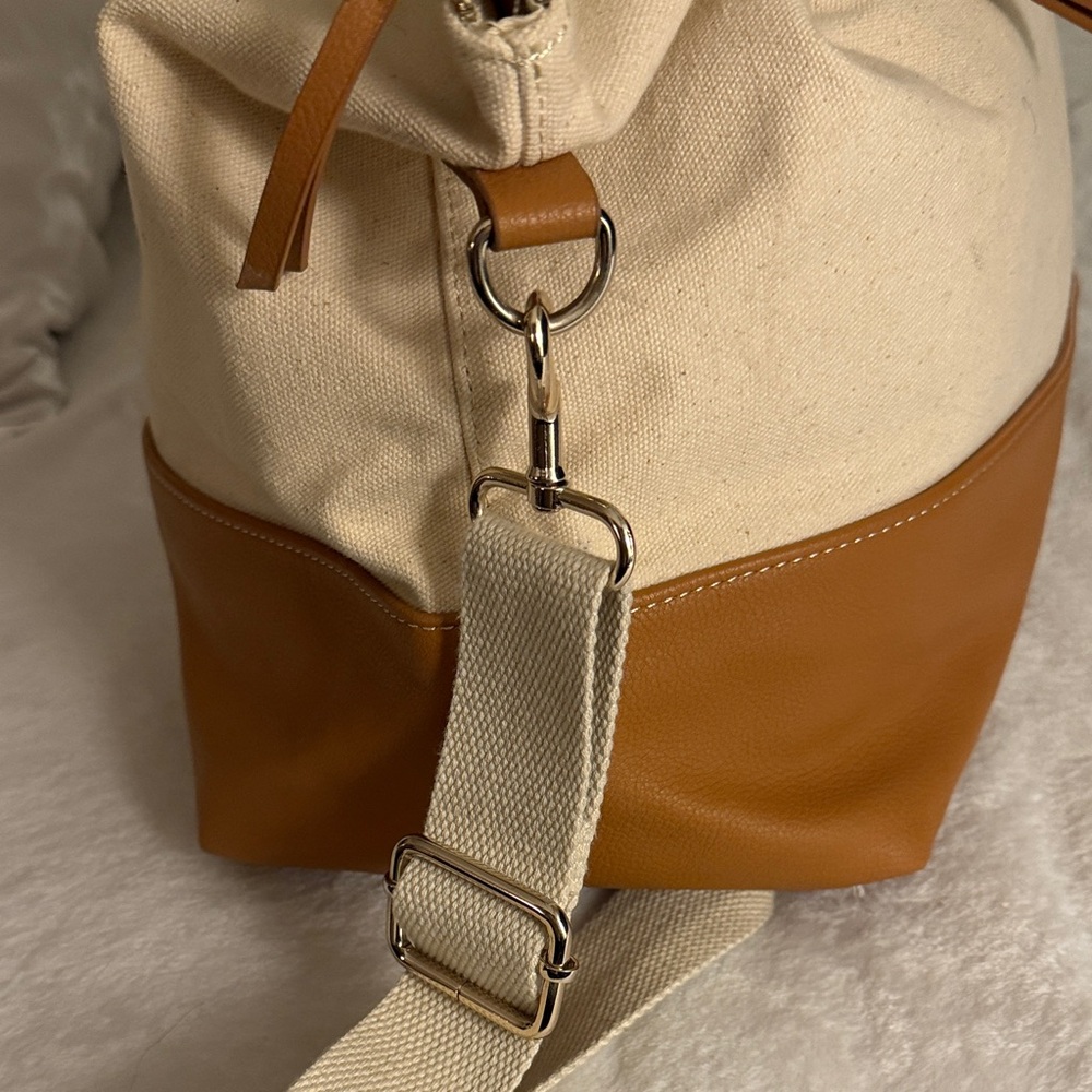 ๐Old Navy Beige and Tan Travel Bag with adjustable straps - Picture 4 of 10